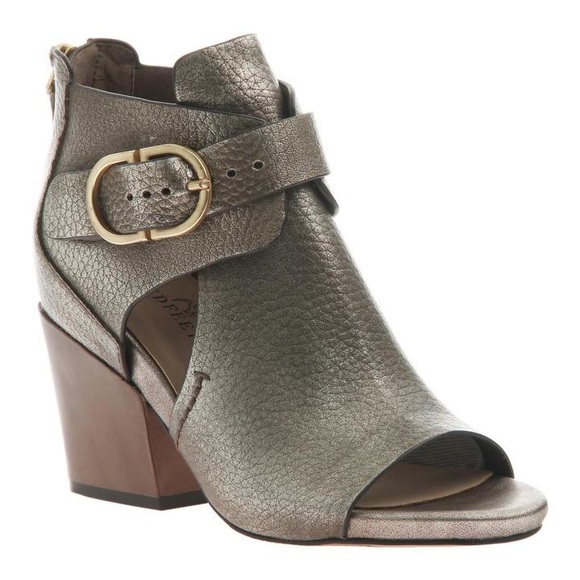 Naked Feet Shoes - New In Box - NAKED FEET - Lyra Soft Gold Booties 7